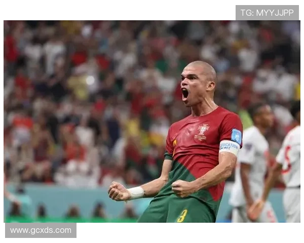 足球明星佩佩在比赛中的争议犯规引发热议与讨论